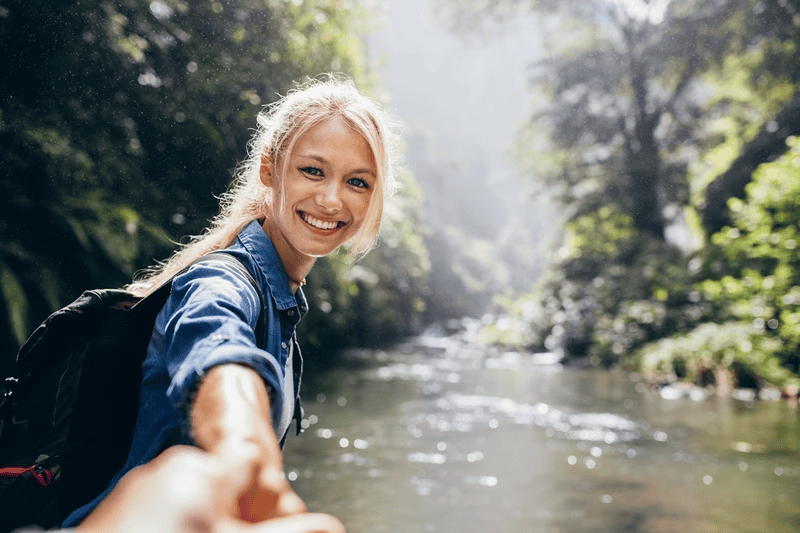 Vrouw bij waterval